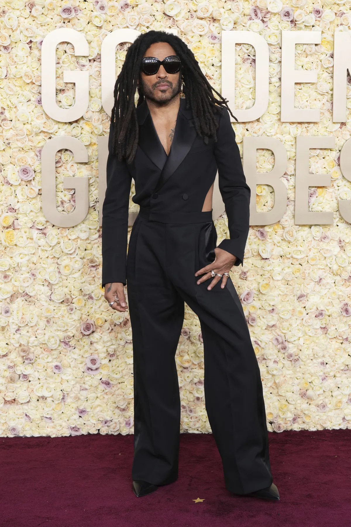 KUUMAD 70NDAD: Laulja Lenny Kravitz nägi mustas Alexander McQueeni smokingu kombinesoonis ja Christian Louboutini kingades väga äge välja. Lisaks kandis ta Chrome Heartsi briljant- ja kuldsõrmuseid ning 70ndate stiilis kuldkõrvarõngaid.