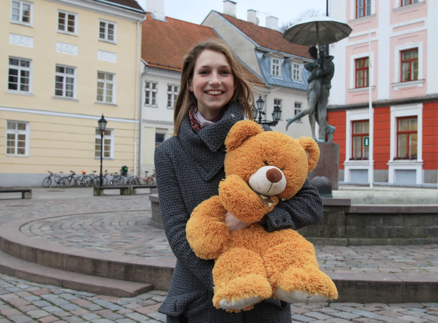 TÜ Lastefondi suur maskott Mõmmik on märk sellest, et iga laps vajab kaisukaru ehk kodu- ja kaitstusetunnet. Sellel pildil on lastefondi tegevjuht Sandra Liiv oma isikliku kaisuloomaga, kes toob tallegi kiiretel päevadel naeratuse näole.