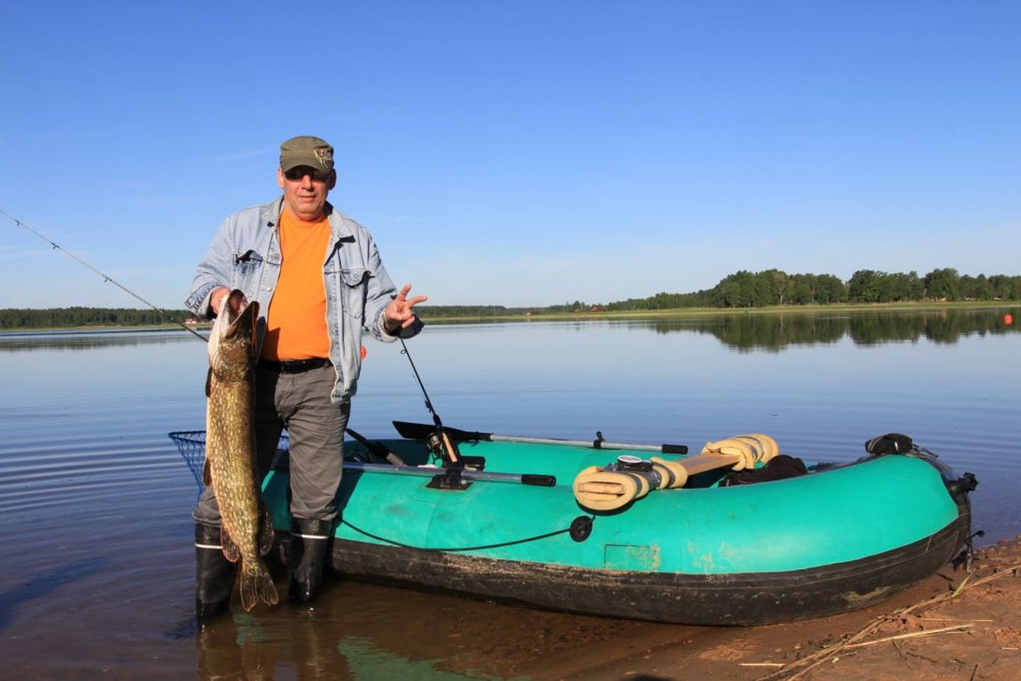 Võru kalamees Nikolai Šaduro koos pühapäeva varahommikul Tamulast püütud 10-kilose haugiga.
