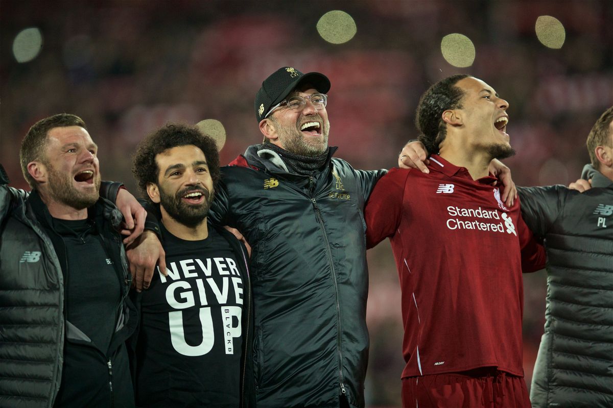 Liverpooli ründaja Mohamed Salah, peatreener Jürgen Klopp ja keskkaitsja Virgil van Dijk tähistavad suurvõitu.