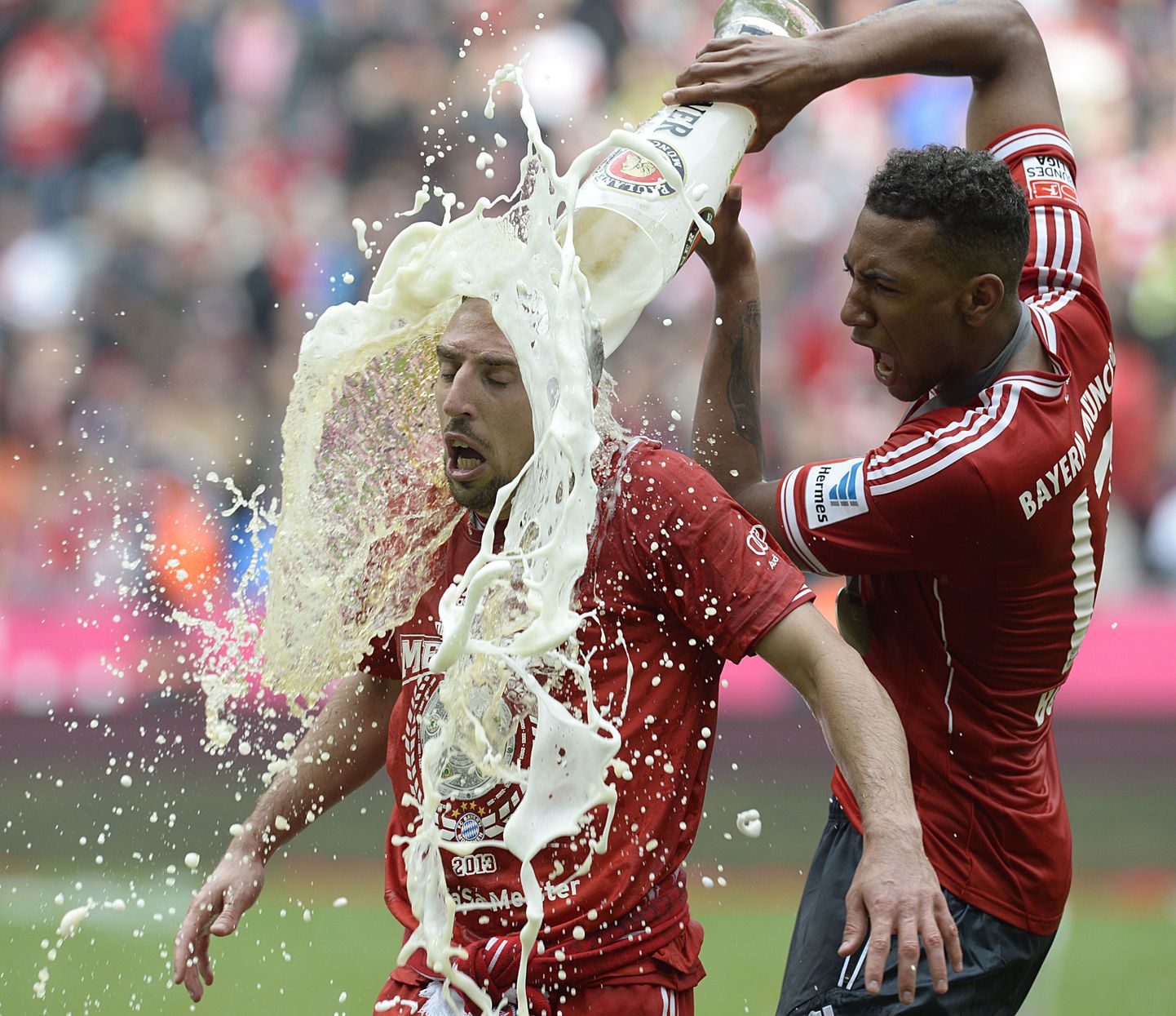 Jerome Boateng (paremal) kallab Franck Ribery'le suure klaasitäie õlut kaela.
