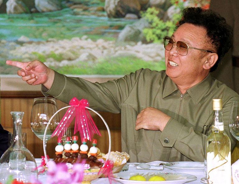 Põhja-Korea liider Kim Jong-il 15. juunil 2000 žestikuleerimas Pyongyangis toimunud kohtumisel Lõuna-Korea presidendi Kim Dae-jungiga