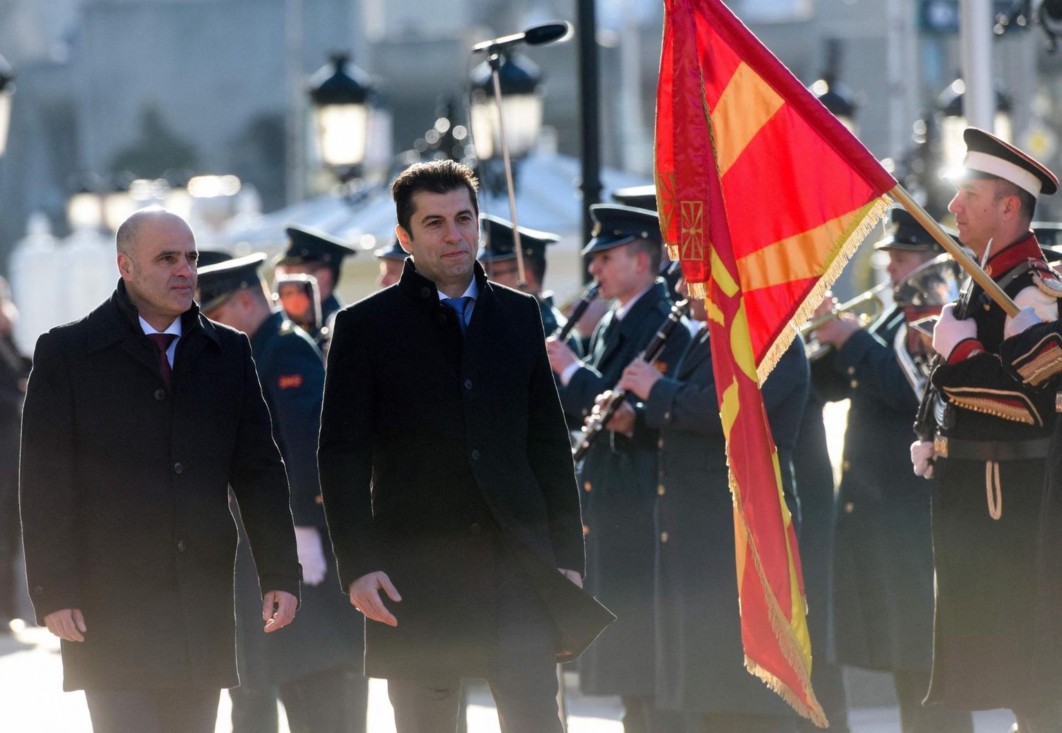 Põhja-Makedoonia peaminister Dimitar Kovačevski (vasakul) tervitab jaanuari keskel, päev pärast ametisse astumist Bulgaaria valitsusjuhti Kiril Petkovit Skopjes parlamendihoone juures.