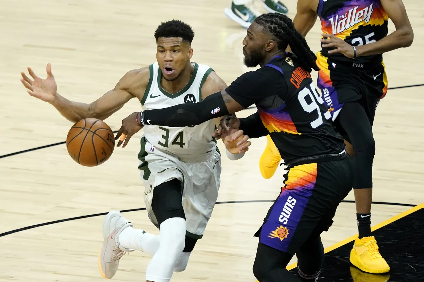 Giannis Antetokonmpo (vasakul) ja Jae Crowder.