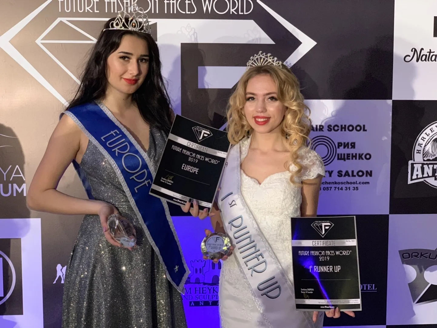 Eesti modellid Diana Jermolova ja Angelina Missuro osalesid Türgis Antalyas toimunud rahvusvahelisel modellikonkursil Future Fashion Faces World.