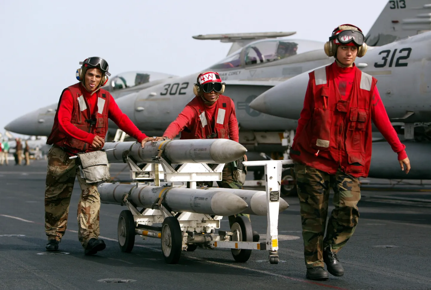 USA mereväelased veavad lennukikandja USS Kitty Hawk pardal rakette AIM-120 AMRAAM. Foto on illustratiivne.