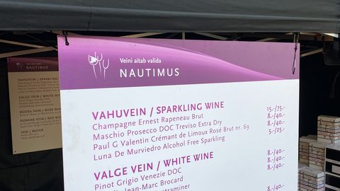 FOTOD ⟩ Tasuta vesi ja 20-eurosed punased sarved – vaata, mis maksis kraam AC/DC kontserdil