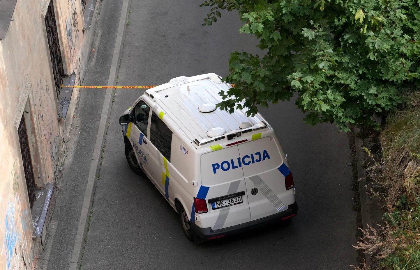 Policija un Valsts ugunsdzēsības un glābšanas dienests norobežo teritoriju uz laiku pie tirdzniecības centra "Origo" Elizabetes ielā.
