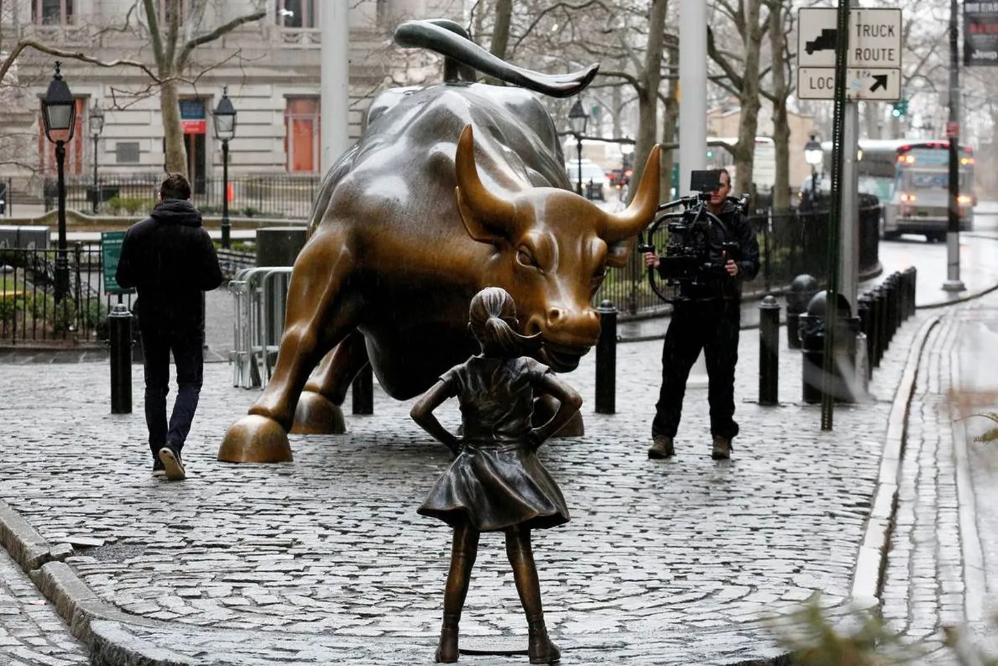Wall Streeti ründav härg sai kaaslase, kartmatu tüdruku