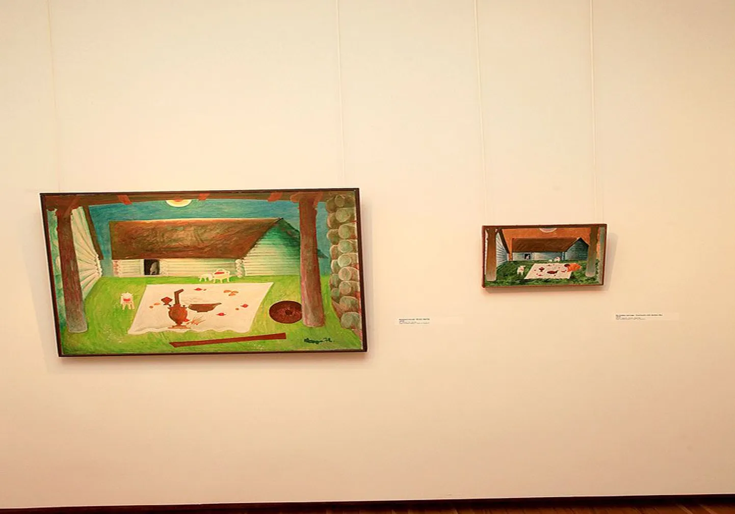 Nikolai Kormašovi «Roheline kevad» (vasakul, 1972, õli, lõuend) ja «Õu kuldse taevaga» (1975, akrüül, masoniit) kujutavad tema maakodu õue. Need kaks maali on kõrvuti näitusel «Harmoonia otsinguil».