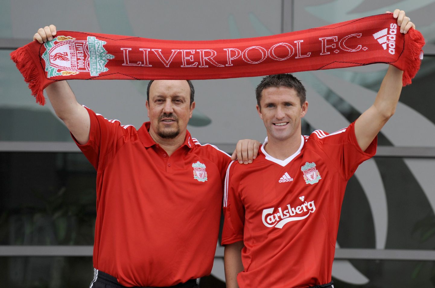 Liverpooli peatreener Rafael Benitez  (vasakul) koos meeskonna uue mängija Robbie Keane´iga
