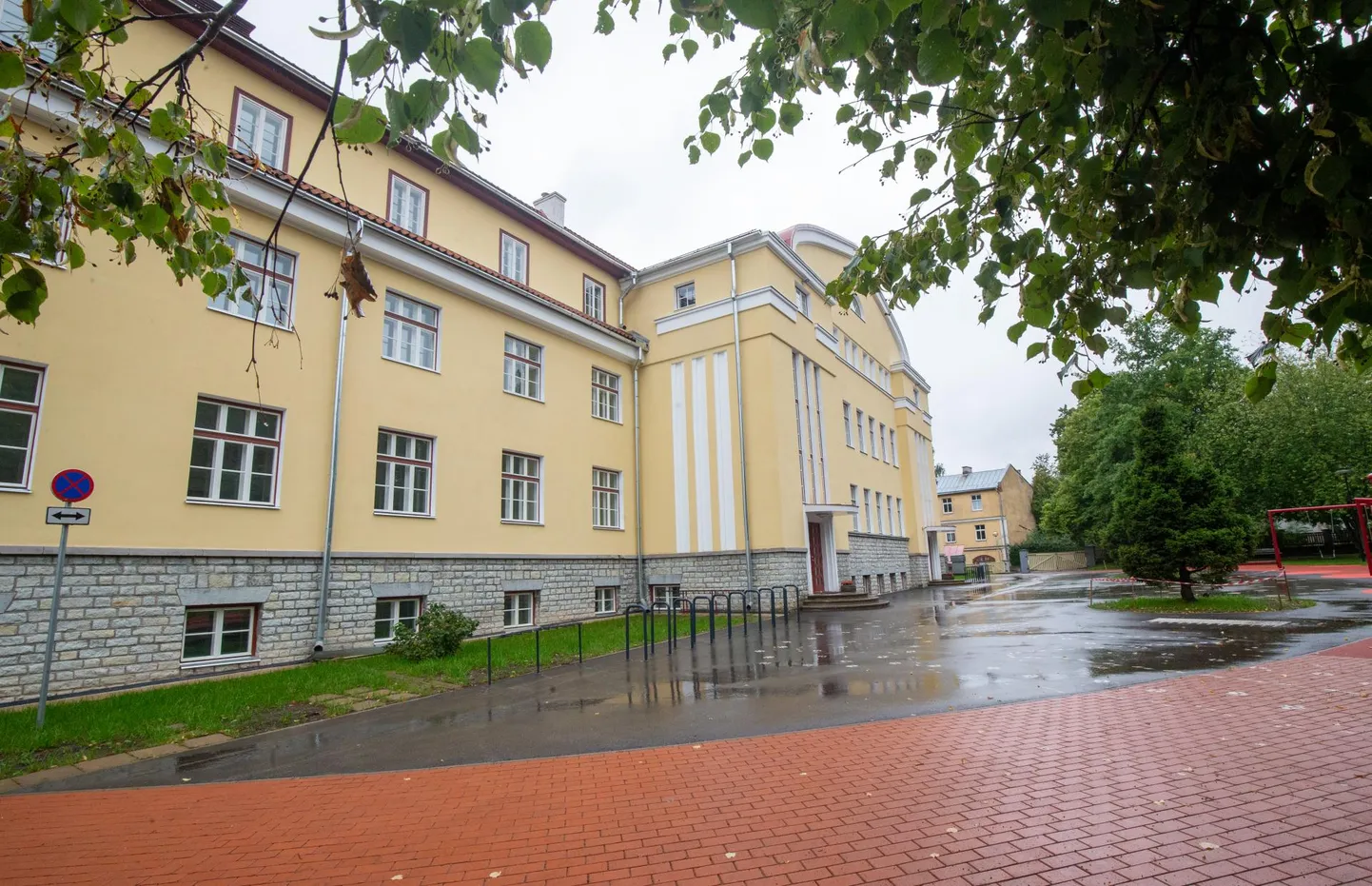 Tartu katoliku hariduskeskus saadeti e-õppele 27. augustil, kui üks õpetaja andis positiivse koroonaproovi. Praeguseks on kool tagasi kontaktõppel.