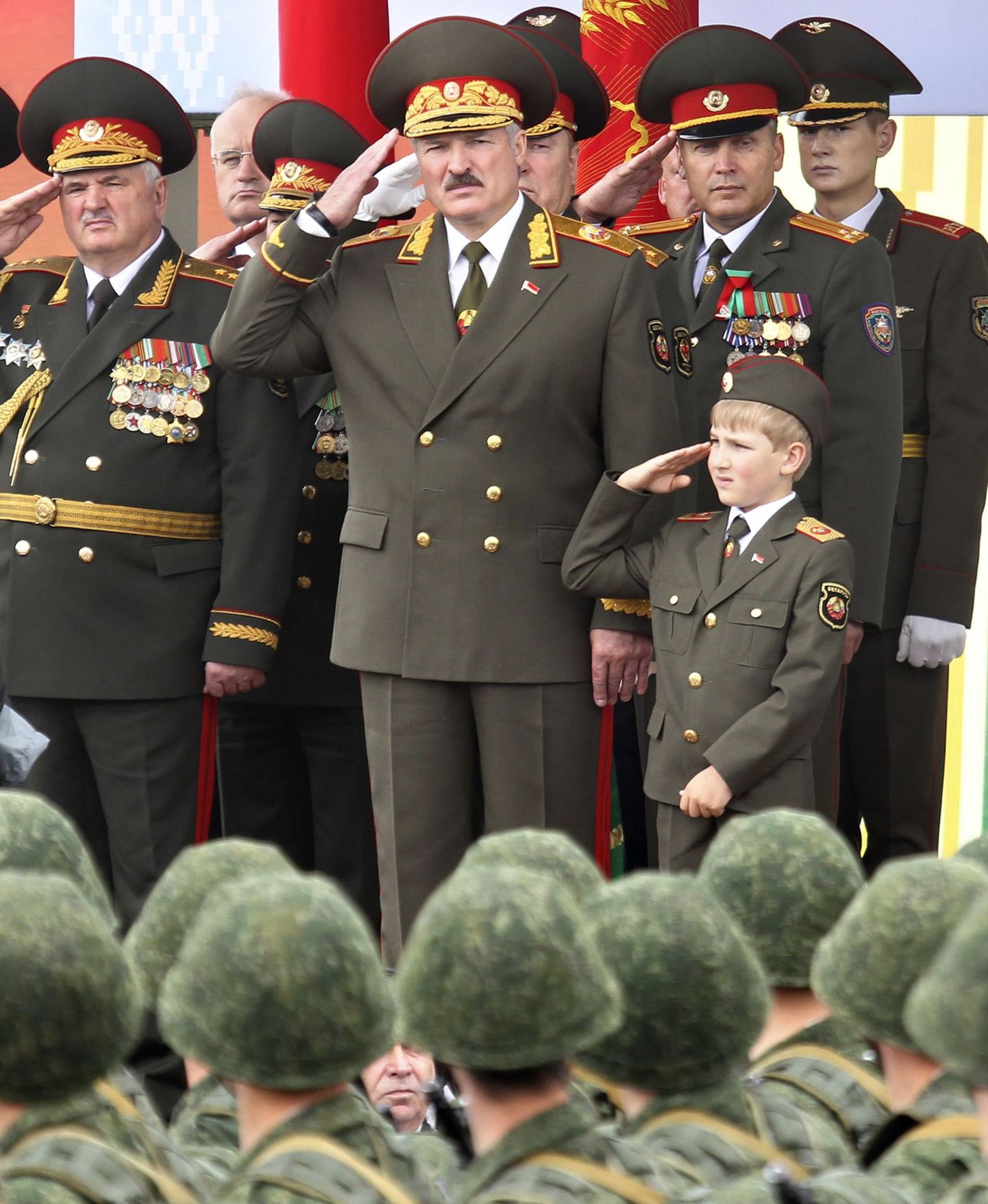 Valgevene riigipea Aleksandr Lukašenka koos noorima poja Nikolaiga täna Minskis sõjaväeparaadi tervitamas.