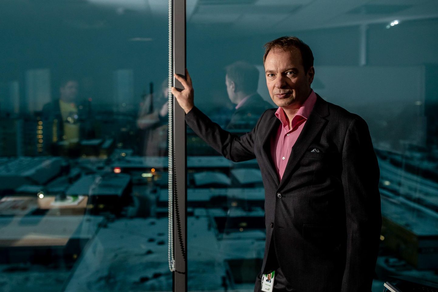 Eesti Energia juht Hando Sutter ettevõtte kontori 12. korrusel, tema selja taga udune Tallinn, kus justkui enam elektritvalgus ei põlekski.