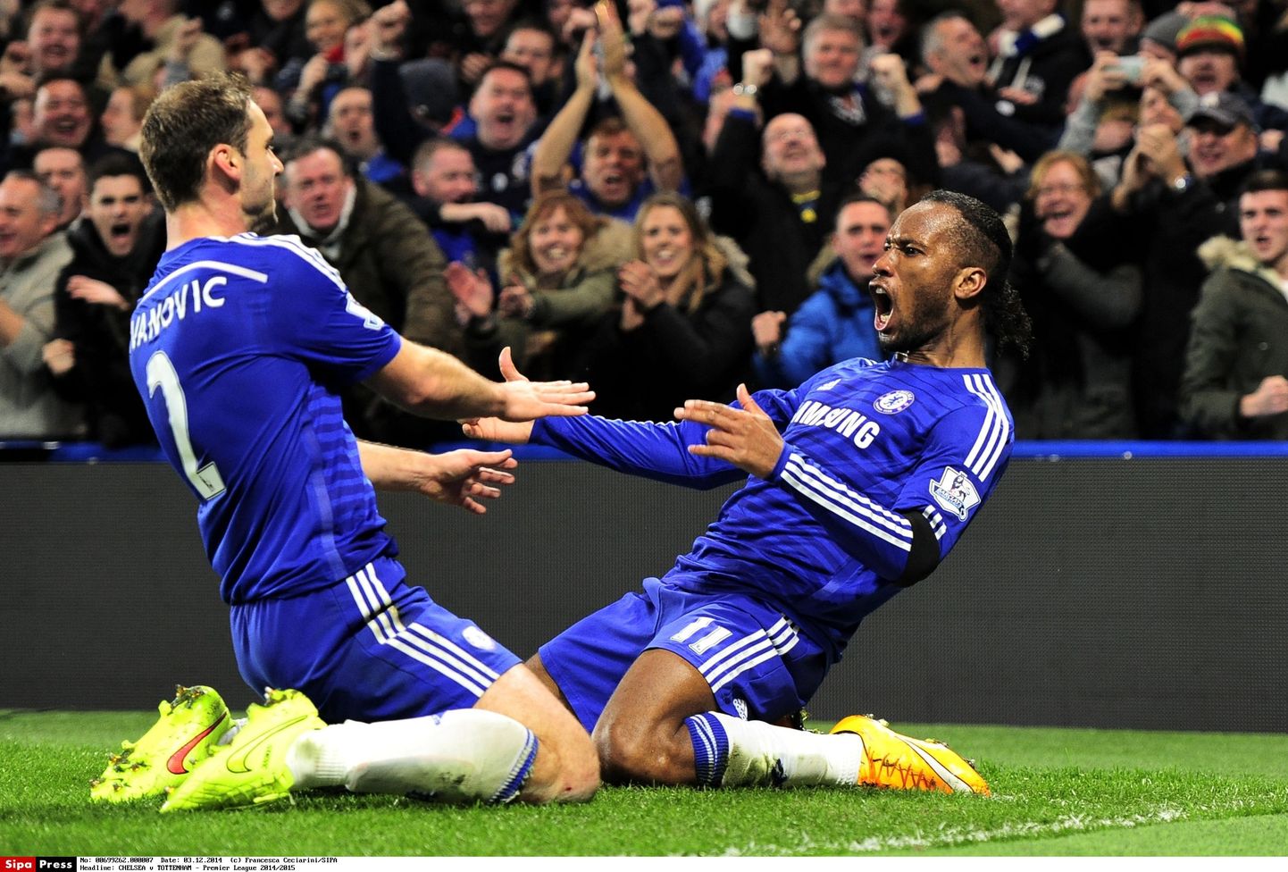 Chelsea mängijad värava üle rõõmustamas.