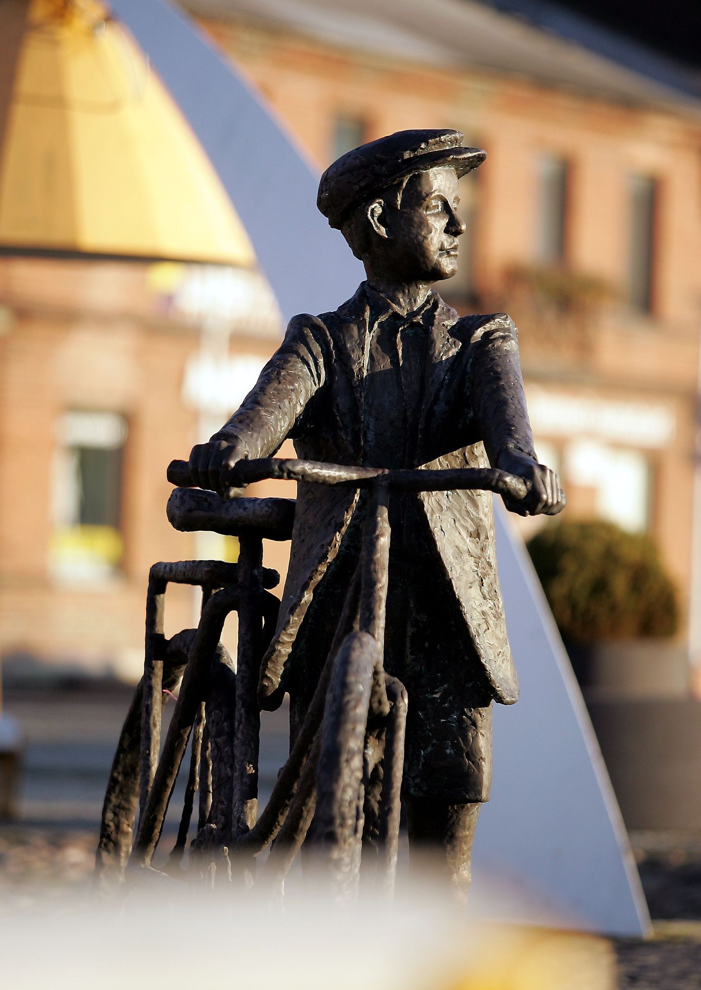 Arvo Pärdi elust inspireeritud skulptuur «Noormees jalgrattal muusikat kuulamas», autorid Simson Seakülast ja Paul Mänd, Rakvere keskväljak.