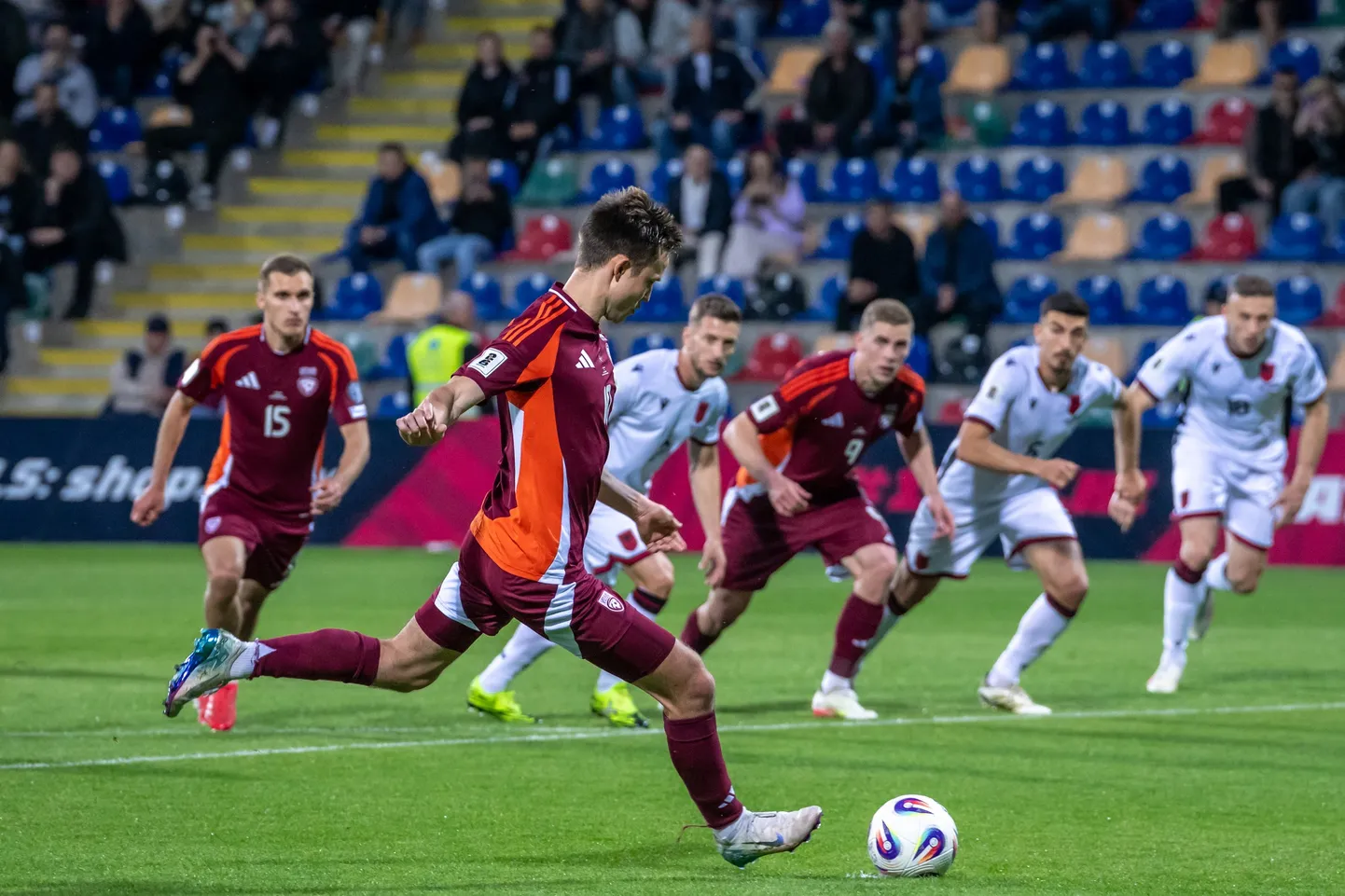 Latvijas izlases futbolists Jānis Ikaunieks izpilda 11 metru soda sitienu