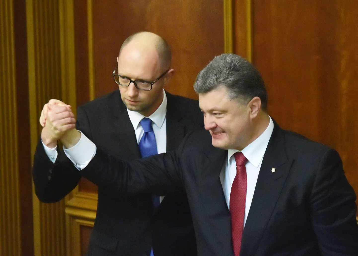 Ukraina president Petro Porošenko (paremal) koos peaministri kandidaadi Arseni Jatsenjukiga täna ülemraada uue koosseisu ees.