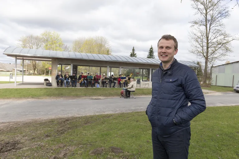 Tarkusepäeval avaldatud artikli ilmumise ajal töötas Priit Toobal Suure-Jaani kultuurimaja direktorina. Praeguseks on ta sellest ametist loobunud.
