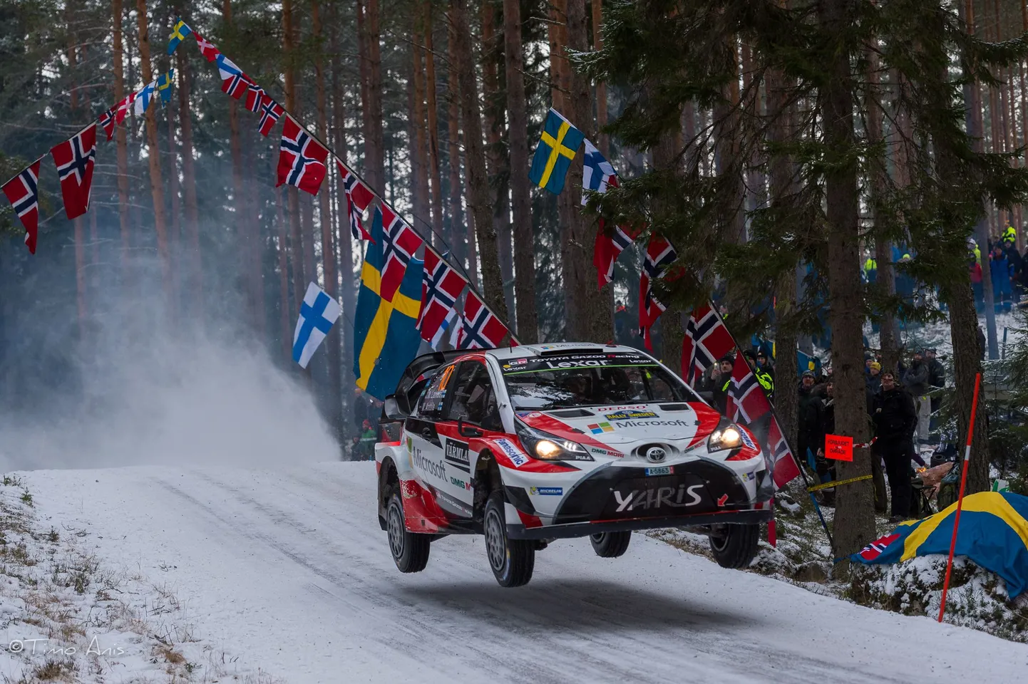 Jari-Matti Latvala kihutamas Rootsi rallil.