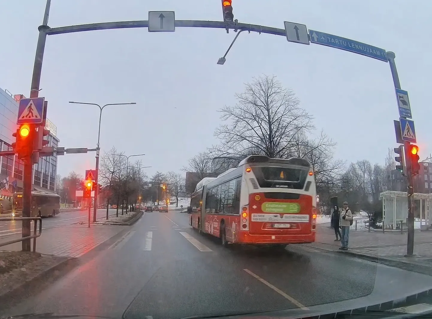 Videopildist on selgelt näha, et buss sõitis punase fooritulega ülekäigurajale, samal süttis jalakäijatele juba roheline tuli.