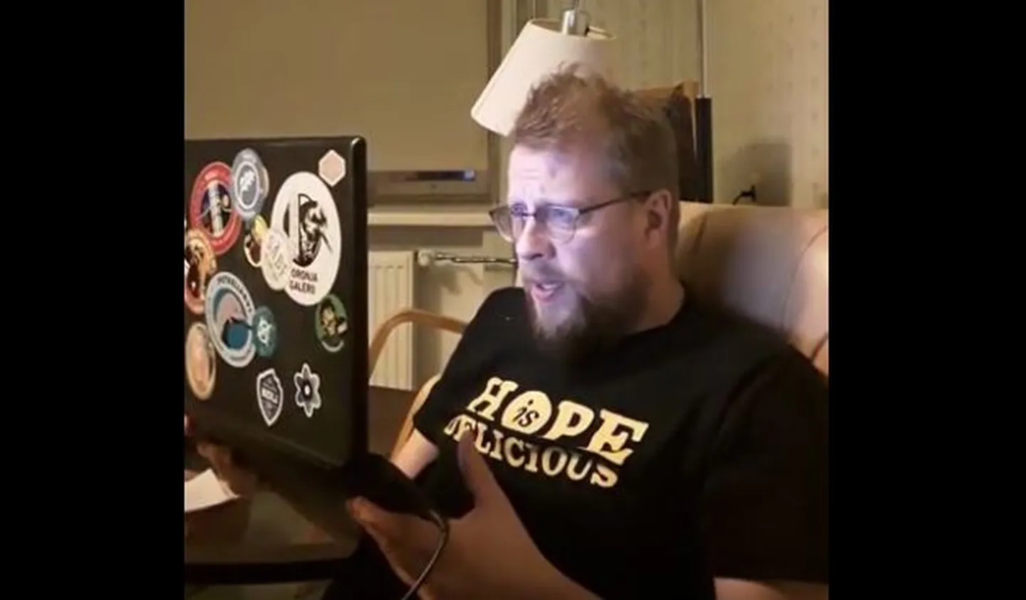 Mika Keränen loeb luuletust.