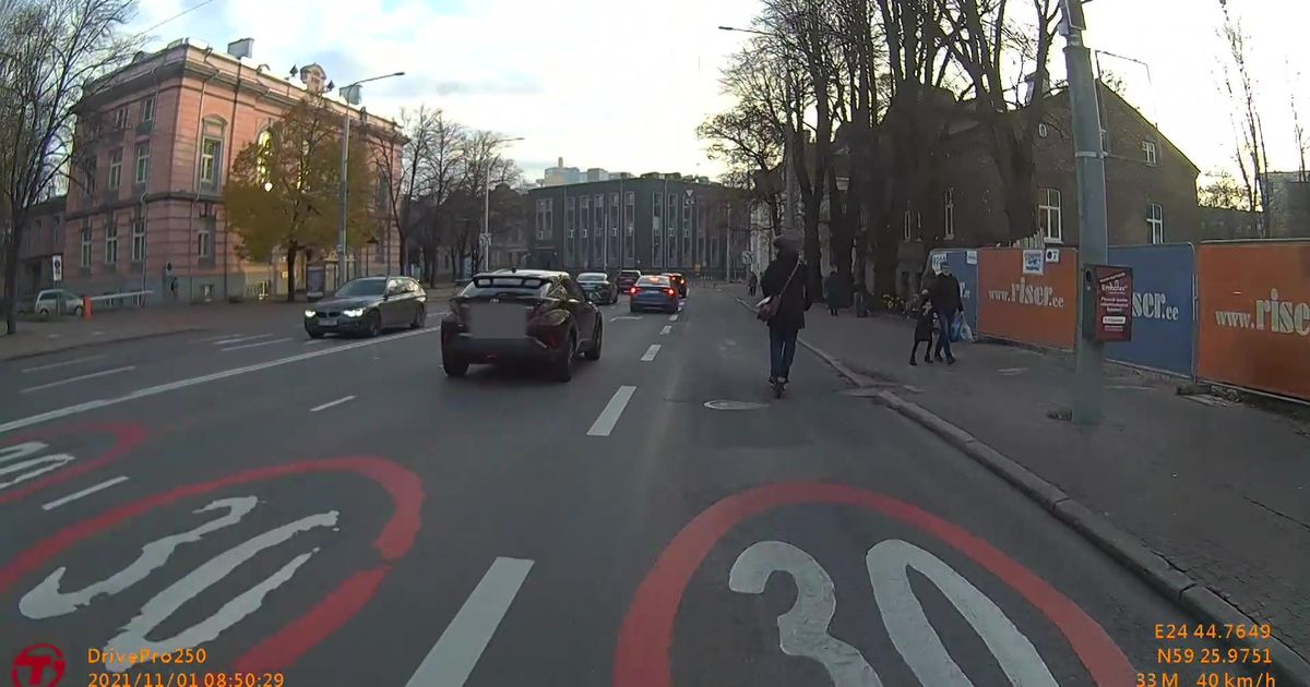 ВИДЕО ⟩ Кто виноват? Водитель автобуса уверен, что имел право прогнать  электросамокат с дороги