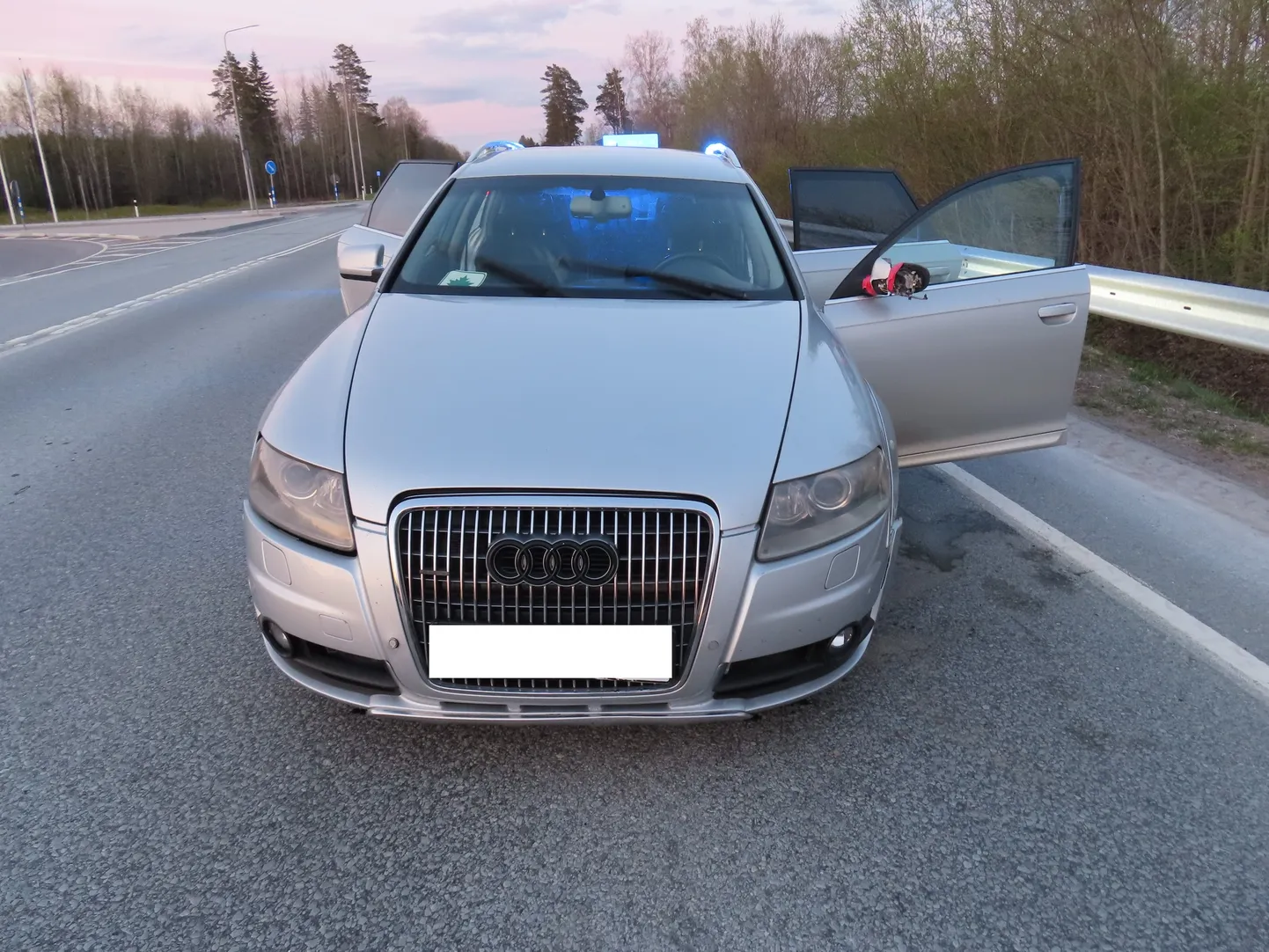 Сбегая с места происшествия в лес, юнцы бросили "раллийный" "Audi" на встречной полосе шоссе Таллинн-Нарва.