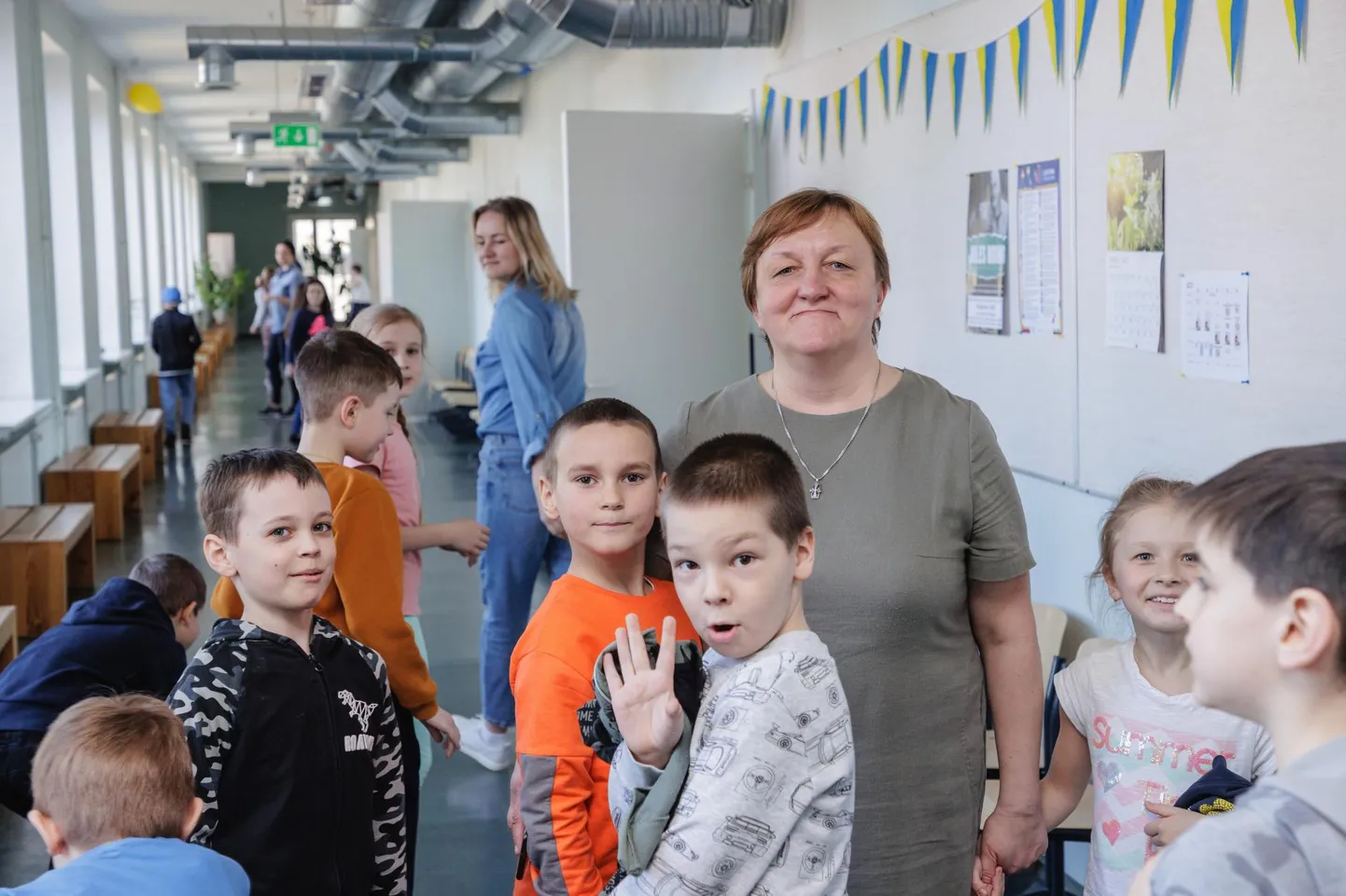 Ukraina sõjapõgenike laste kooli juht Natalja Mjalitsina lastega.