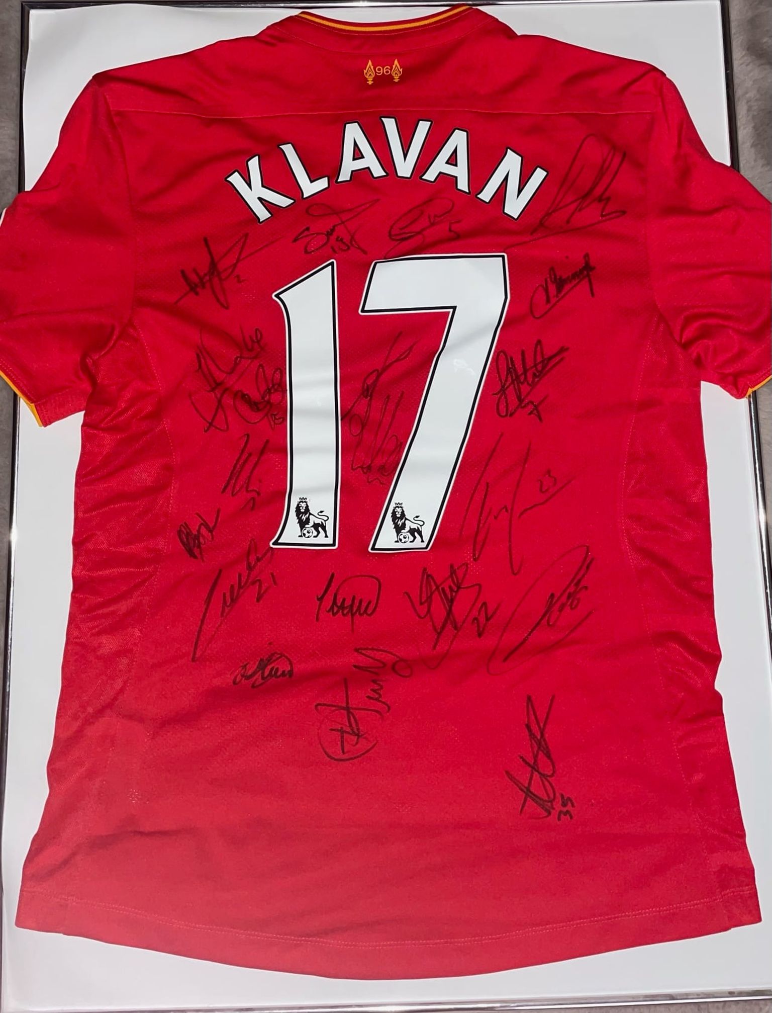 Ragnar Klavani Liverpooli F.C särgilt leiab maailma tippjalgpallurite autogramme.