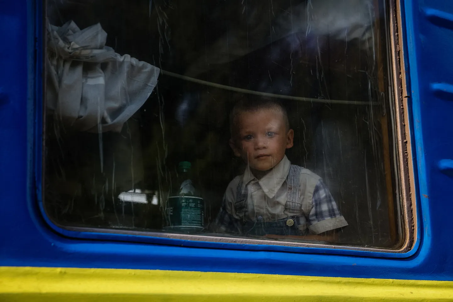 Ребенок во время эвакуации из украинского Покровска.