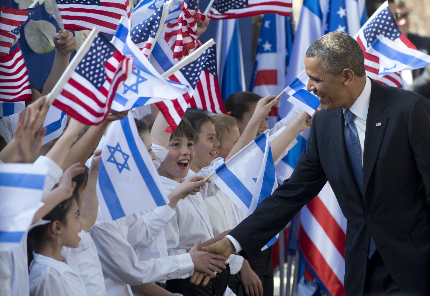 USA president Barack Obama eile Jeruusalemmas enne kohtumist Iisraeli kohtumist lapsi tervitamas.