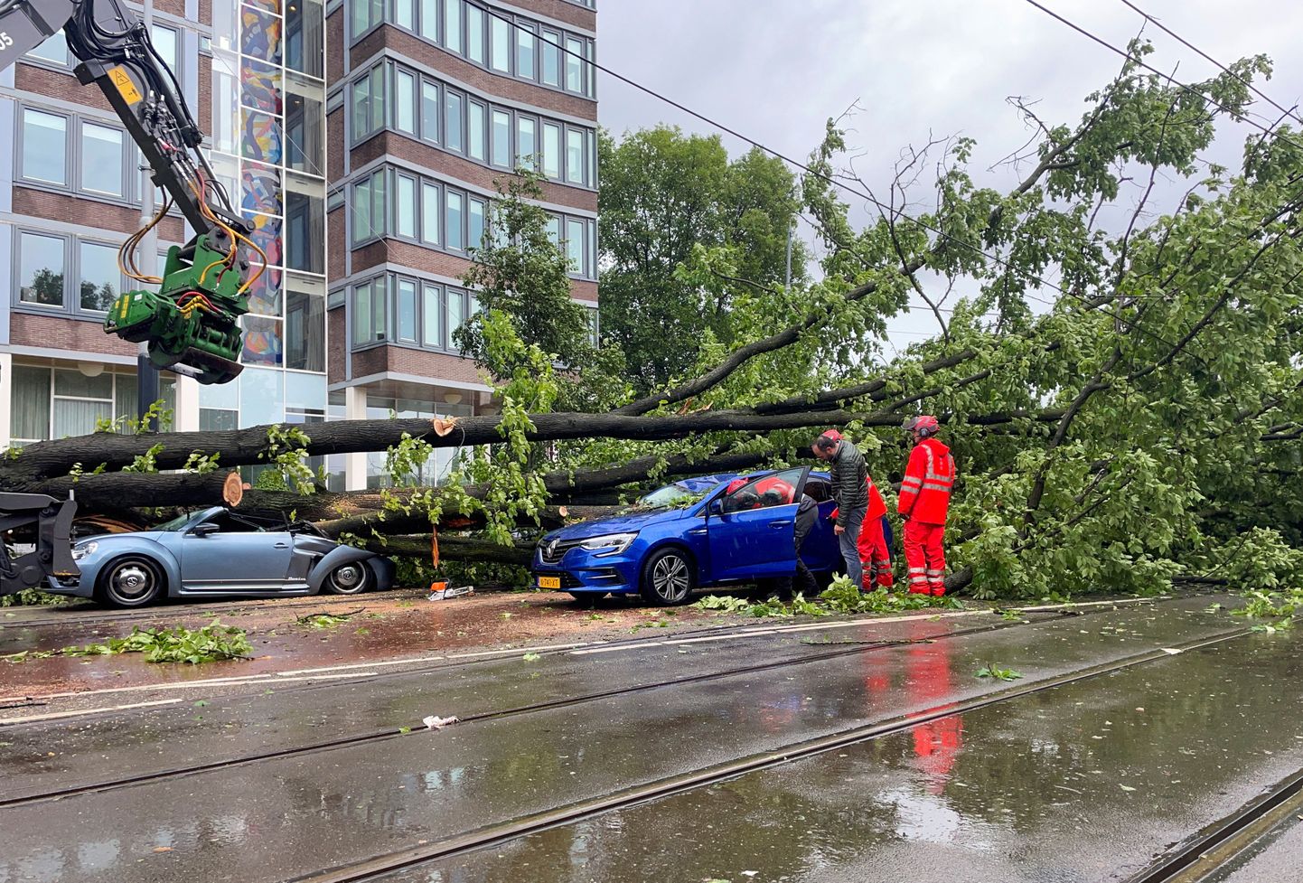 Hollandi pealinnas Amsterdamis võis kolmapäeval näha autode peale kukkunud puid.