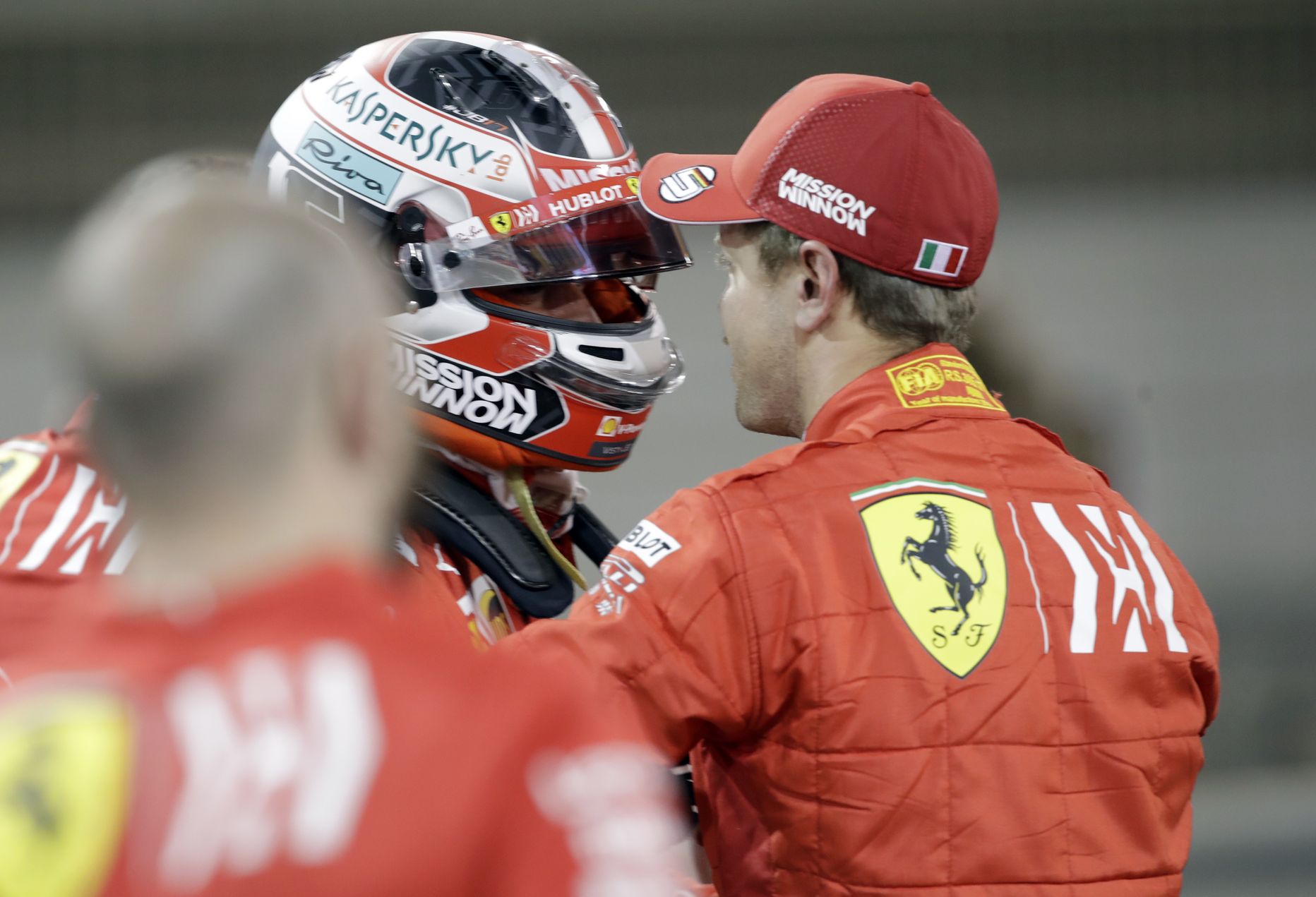 Sebastian Vettel õnnitleb karjääri esimese kvalifikatsioonivõidu teeninud Charles Leclerci.