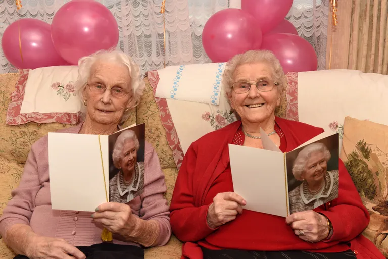 Phyllis Jones ja Irene Crump näitavad kuningannalt saadud kaarte.