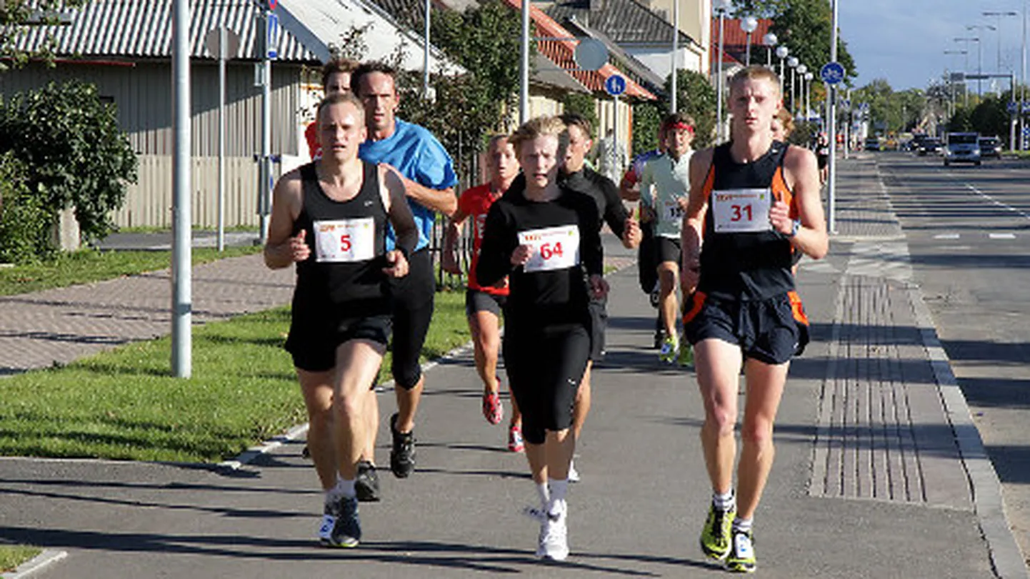 12 km rada kulges ka mööda äsjavalminud promenaadi teist etappi Rakvere tänaval.