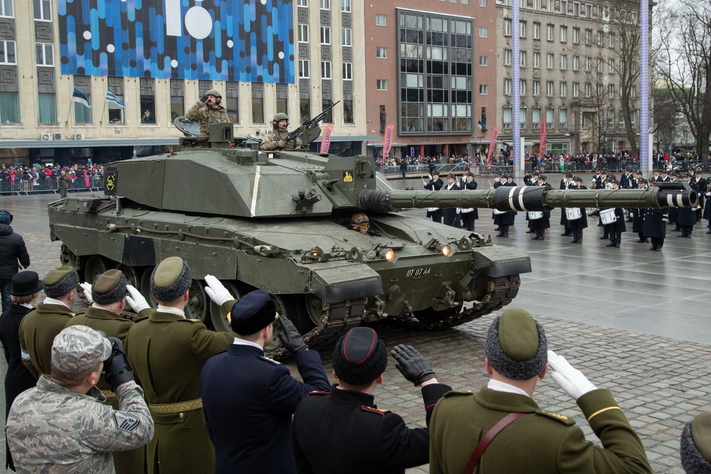 Британский танк Challenger 2 на параде в Таллинне.