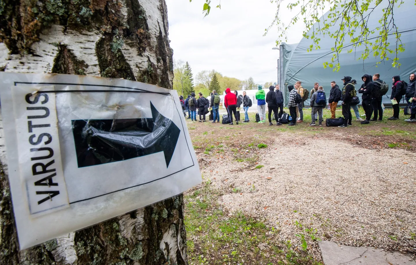 Eile keskpäeval seisis mitusada reservväelast Raadil varustuse ladude juures järjekorras.