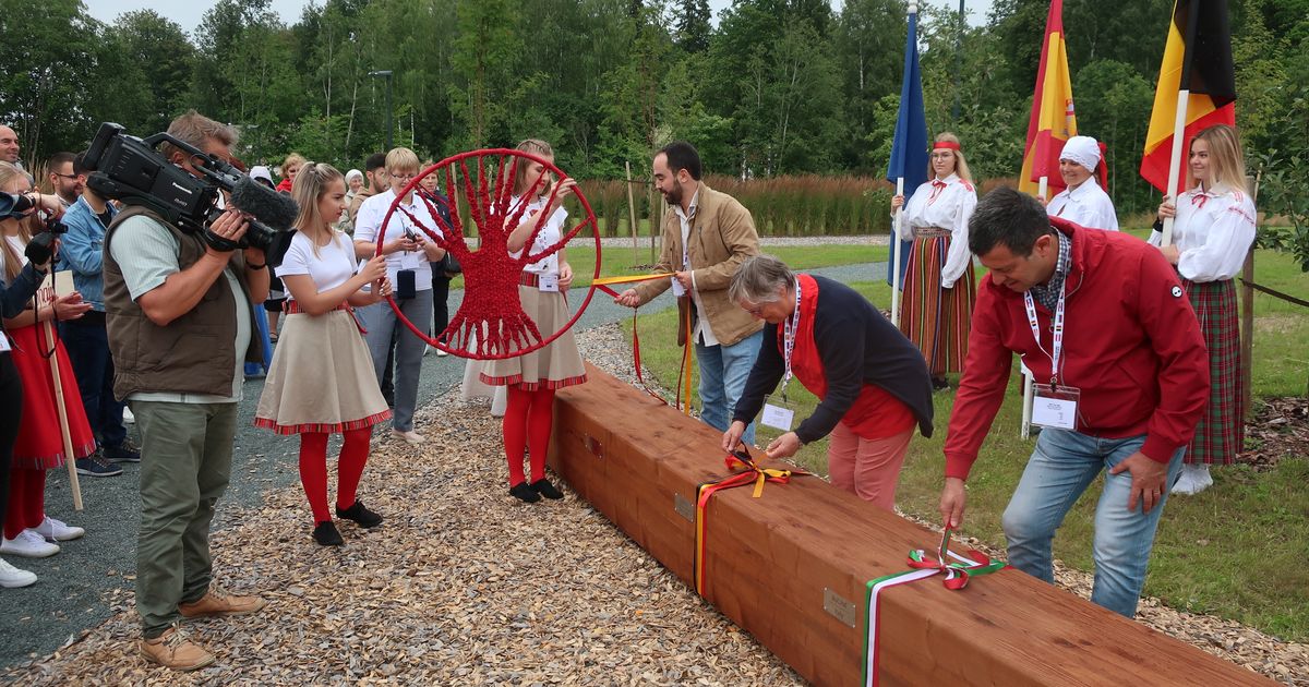 25 riigi esindajad võtsid Põlvas istet Euroopa pikimal pingil