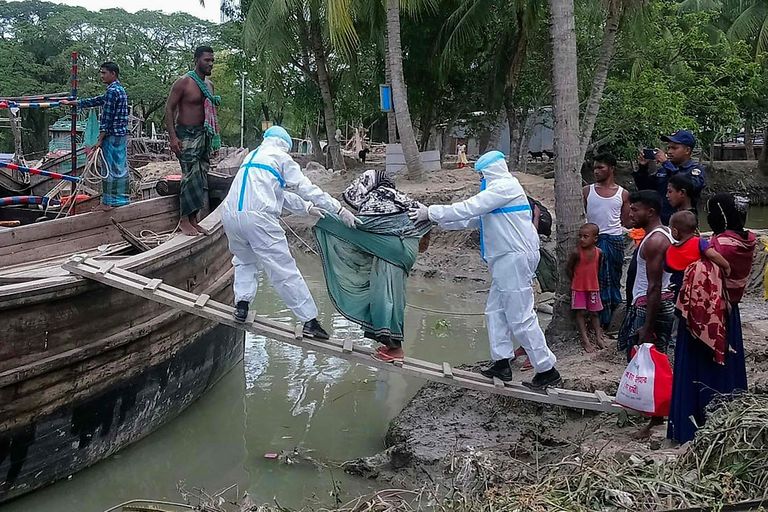 Inimeste evakueerimine tsüklon Amphani teelt Bangladeshis Bholas