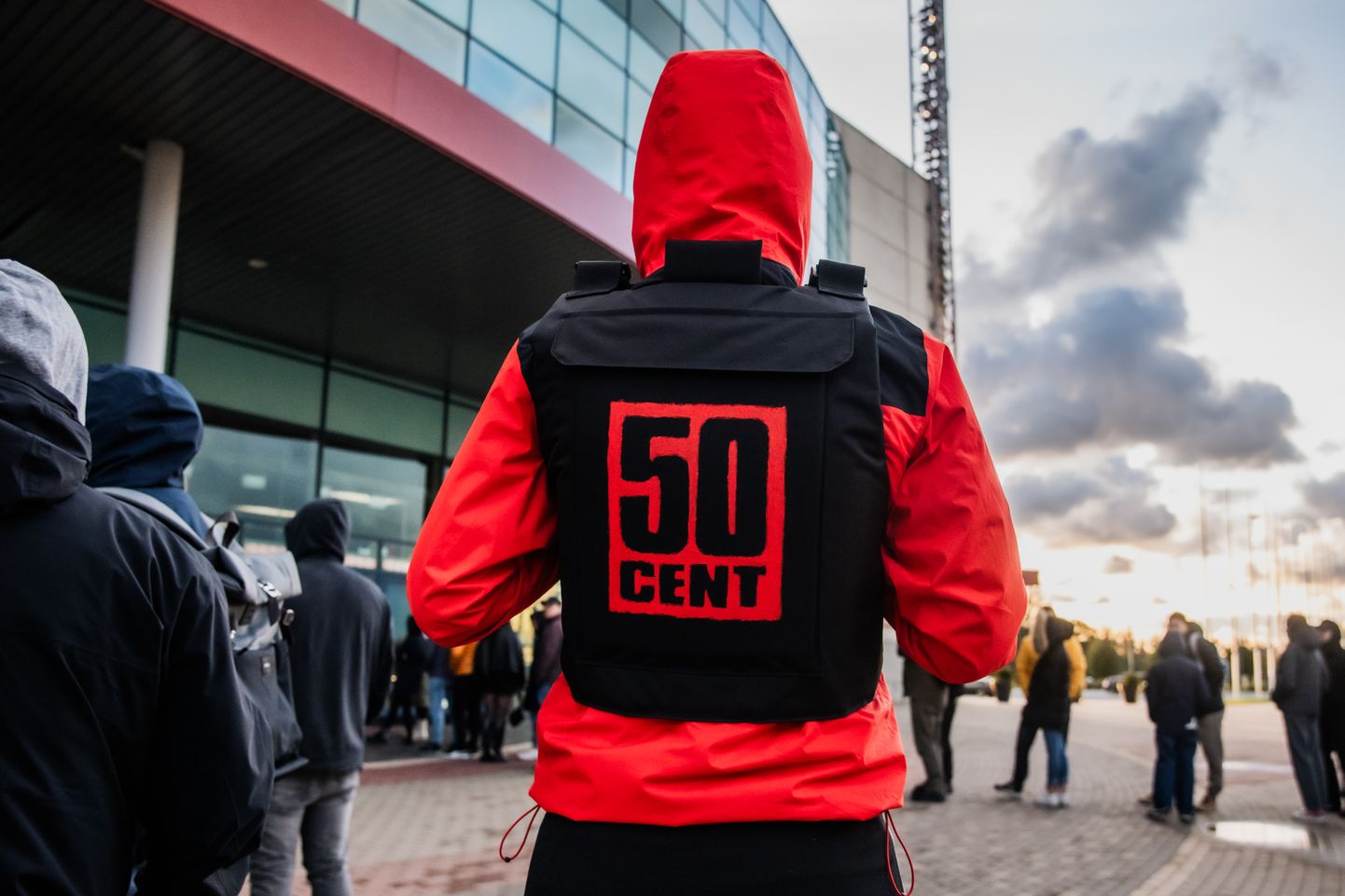 Hiphopa fani drūzmējas uz repera 50 Cent koncertu Rīgā
