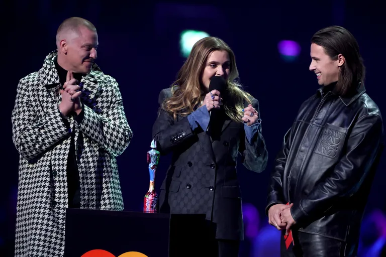 Džošs Loids-Vatsons, Toms Makfārlends un Lidija Kito no mūzikas apvienības "Jungle" saņem balvu kā Gada grupa Brit Awards ceremonijā O2 arēnā Londonā, Lielbritānijā, 2024. gada 2. martā.