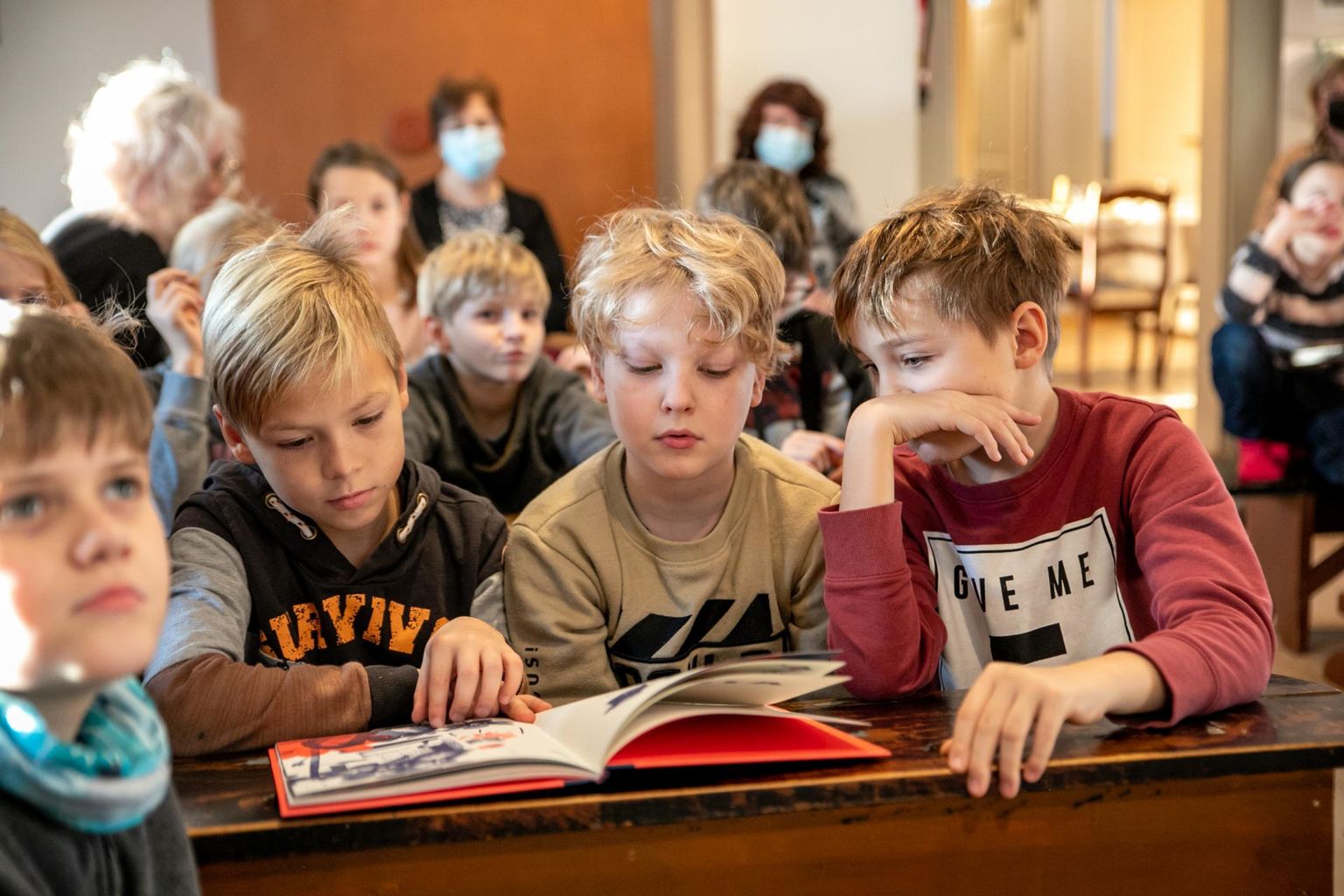 Pärnu ­vabakooli õpilased sirvisid esitlusel Koidula muuseumis Kätlin Kaldmaa raamatut “Lydia”, mis kirjutatud lapse pilgu ­läbi.