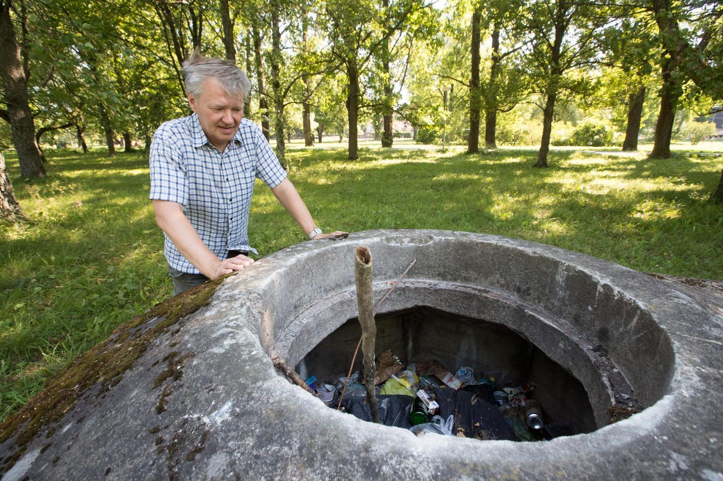 Историк Роберт Трёйфельд показывает капонир времен Второй мировой войны, которые часто ошибочно принимают за канализационные люки.