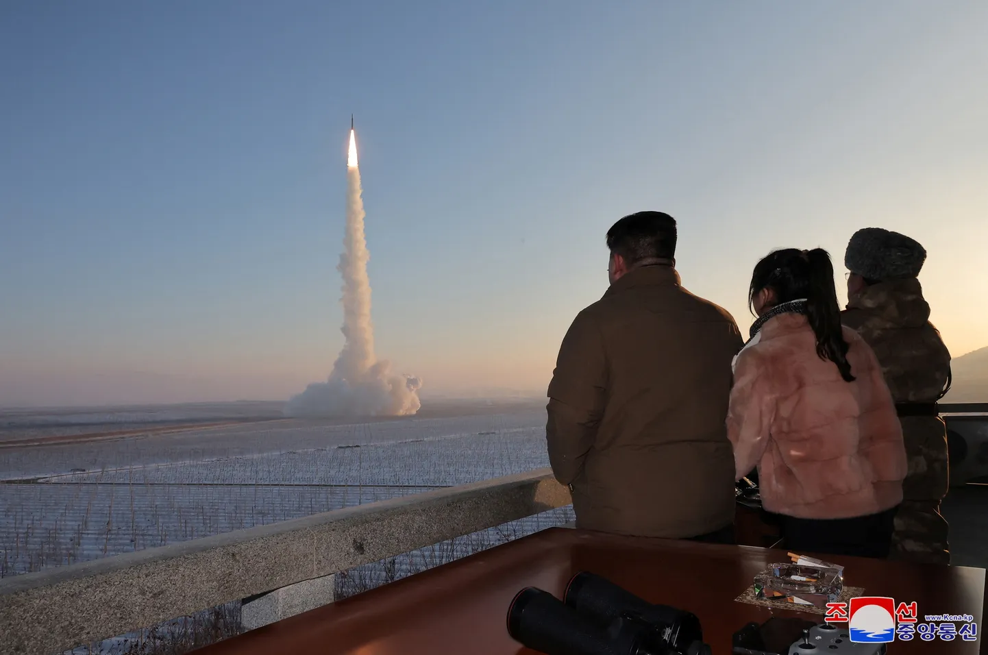 Kim Jong-un raketilaskmist jälgimas.