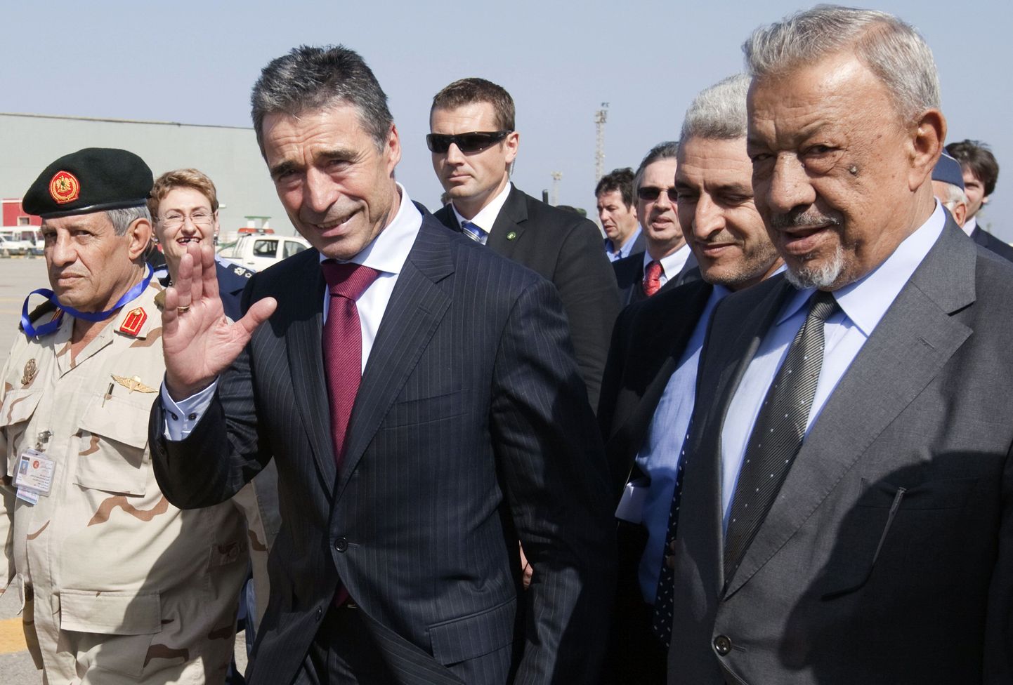 NATO juht Anders Fogh Rasmussen (keskel) täna Tripoli lennuväljal.