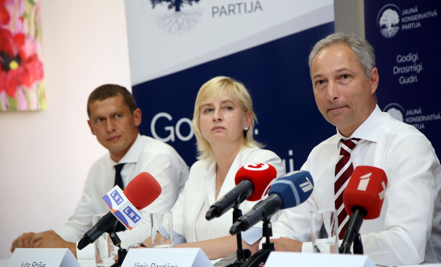 Juris Jurašs (no kreisās), Juta Strīķe un Jānis Bordāns.