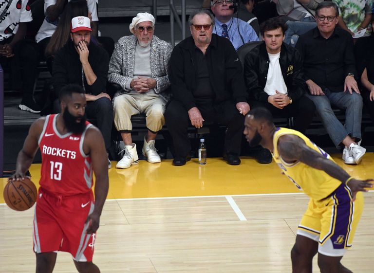Jack Nicholson ja ta poeg Raymond Nicholson (mõlemad keskel) vaatamas 20. oktoobril 2018 Los Angeles Lakersi ja Houston Rocketsi kohtumist