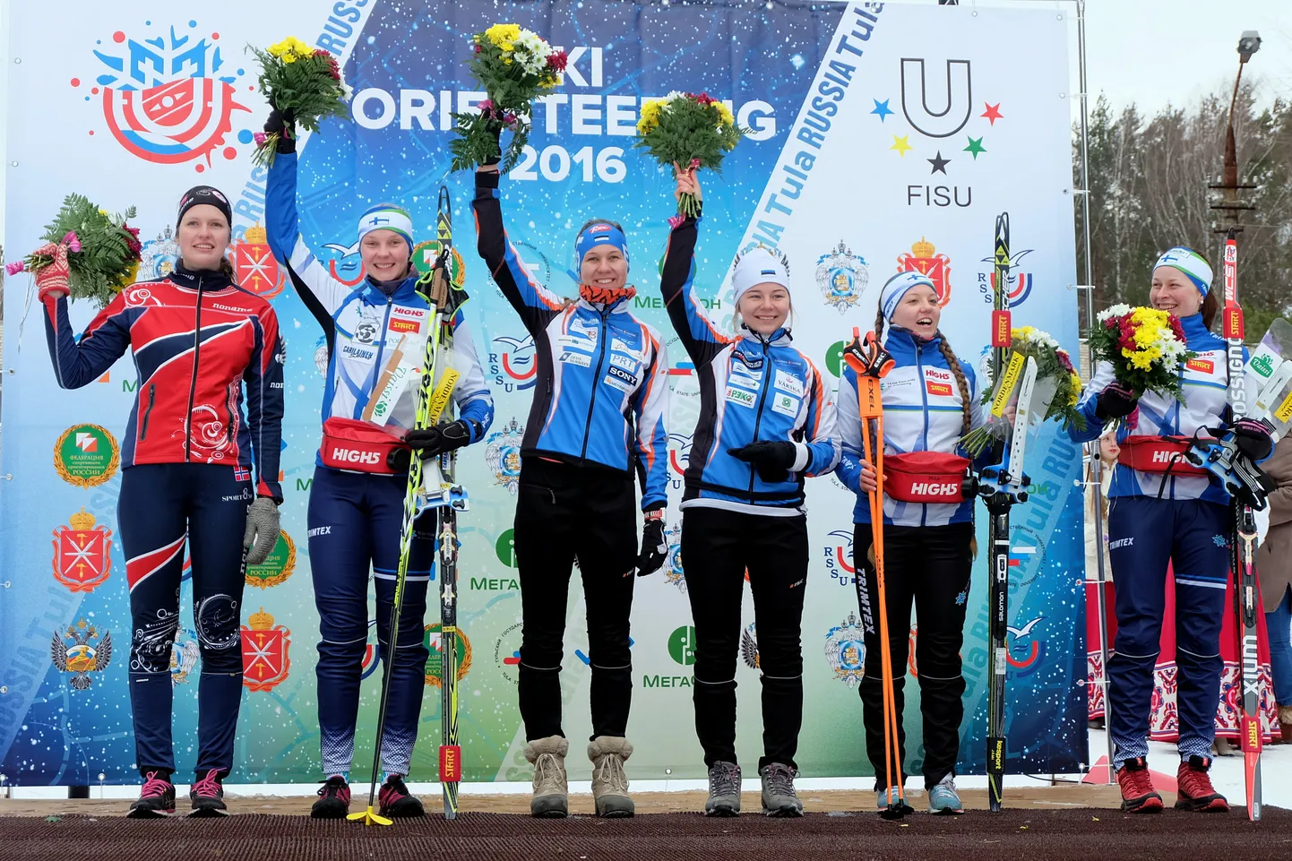Üliõpilaste MMi esikuuik. Paremalt kolmas Daisy Kudre.