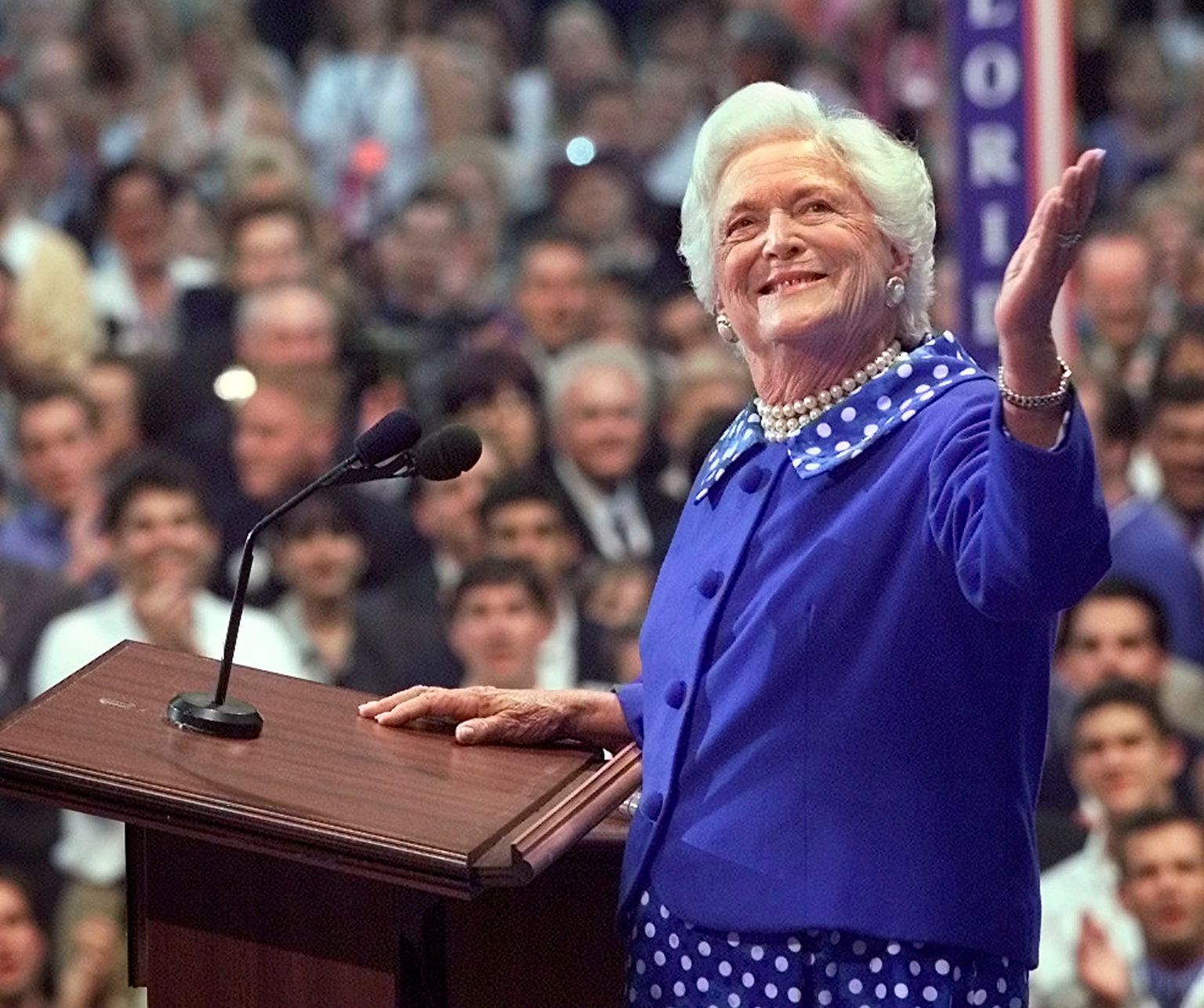 Barbara Bush nautimas publiku ovatsioone vabariiklaste kongressil Philadelphias 2000. aastal.
